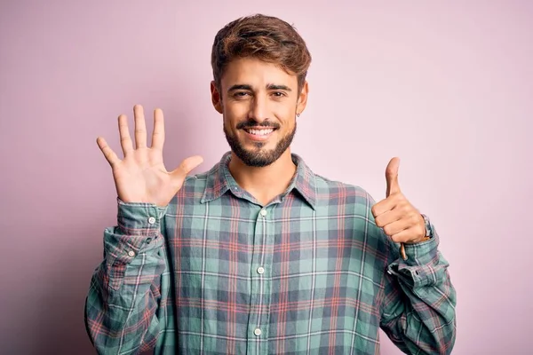 Joven Hombre Guapo Con Barba Vistiendo Camisa Casual Pie Sobre —  Fotos de Stock