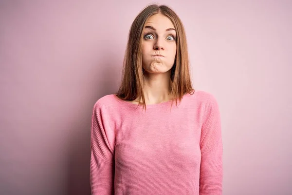 Giovane Bella Rossa Donna Indossa Maglione Casual Isolato Sfondo Rosa — Foto Stock