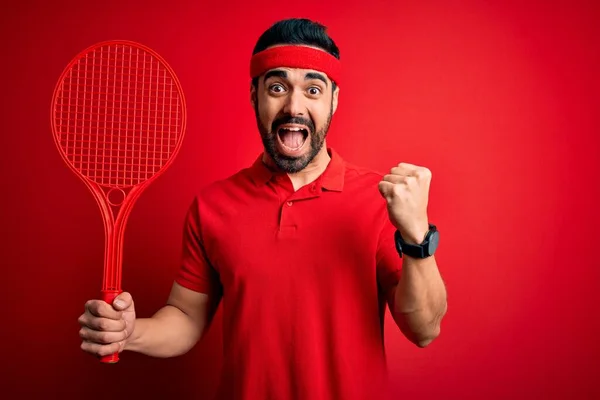 Jovem Esportista Bonito Com Barba Jogando Tênis Usando Raquete Sobre — Fotografia de Stock