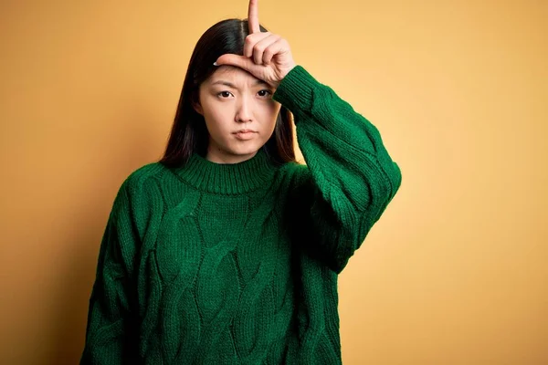 Mladý Krásný Asijské Žena Sobě Zelený Zimní Svetr Přes Žluté — Stock fotografie