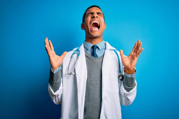 Handsome Africano Homem Médico Americano Vestindo Casaco Estetoscópio Sobre Fundo — Fotografia de Stock