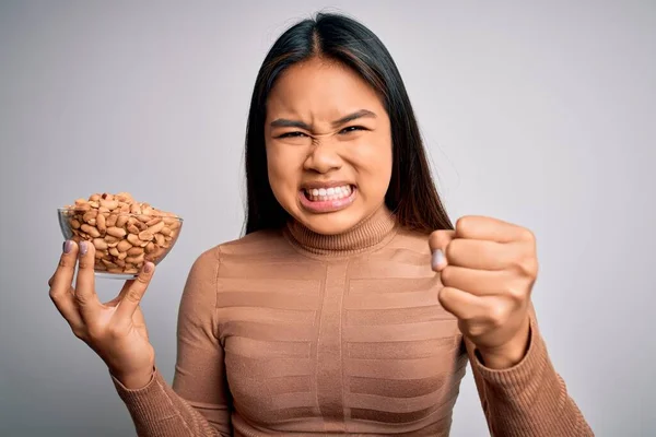 Genç Asyalı Kız Elinde Sağlıklı Fıstık Kasesiyle Beslenme Alışkanlığı Olarak — Stok fotoğraf