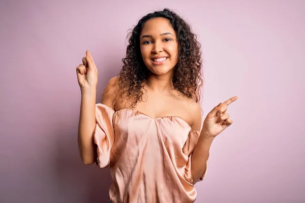 Joven Hermosa Mujer Con Pelo Rizado Con Camiseta Casual Pie — Foto de Stock