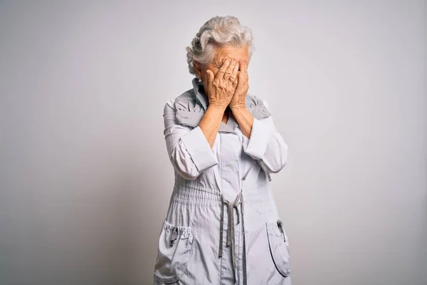 Starsza Piękna Siwowłosa Kobieta Ubrana Luźną Kurtkę Stojąca Białym Tle — Zdjęcie stockowe
