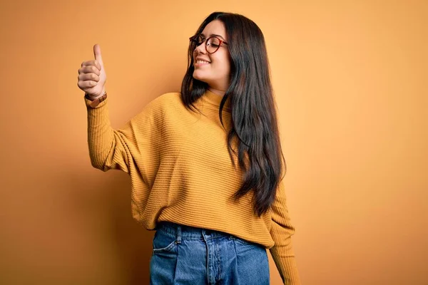 Mujer Morena Joven Vestida Gafas Sudor Casual Sobre Fondo Amarillo —  Fotos de Stock