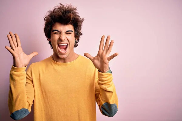 Joven Hombre Guapo Con Camiseta Ocasional Amarilla Sobre Fondo Rosa —  Fotos de Stock