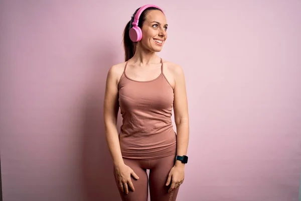 Junge Fitness Frau Sportkleidung Mit Kopfhörern Die Musik Hört Und — Stockfoto