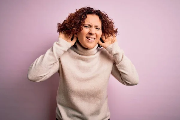 Mujer Mediana Edad Hermosa Cabello Rizado Con Suéter Cuello Alto — Foto de Stock