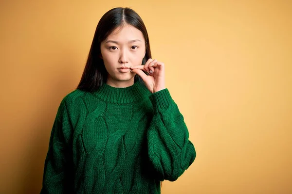 Giovane Bella Donna Asiatica Indossa Maglione Invernale Verde Fondo Giallo — Foto Stock