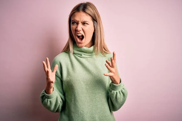 Giovane Bella Donna Bionda Indossa Maglione Lana Invernale Sfondo Rosa — Foto Stock