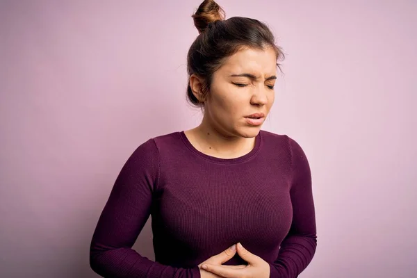 Hermosa Mujer Joven Que Usa Peinado Casual Moño Sobre Fondo — Foto de Stock