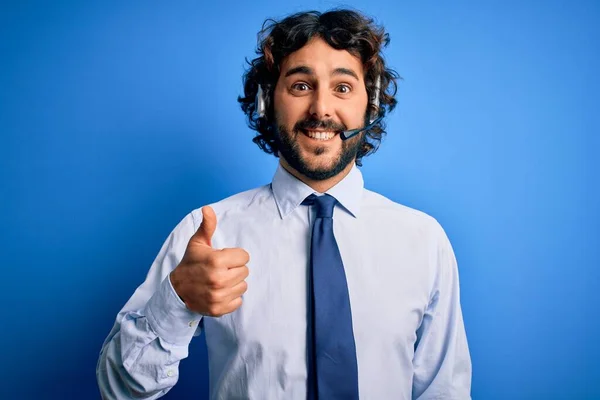 Jovem Bonitão Agente Call Center Homem Com Barba Trabalhando Usando — Fotografia de Stock