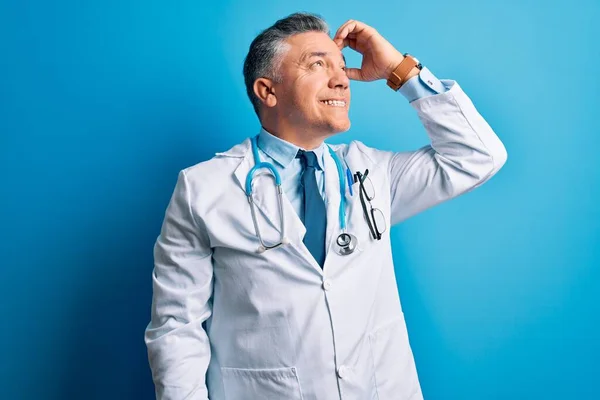 Mediano Hombre Médico Guapo Pelo Gris Que Lleva Abrigo Cuero —  Fotos de Stock