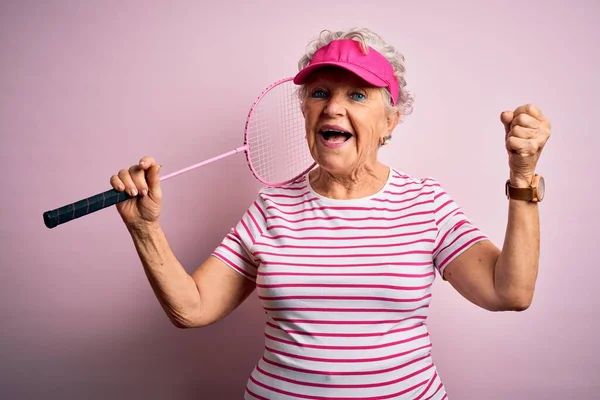 Senior Mujer Deportista Hermosa Sosteniendo Badminton Racket Sobre Fondo Rosa —  Fotos de Stock