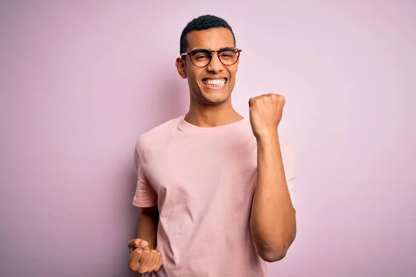 Handsome Africano Homem Americano Vestindo Casual Shirt Óculos Sobre Fundo — Fotografia de Stock