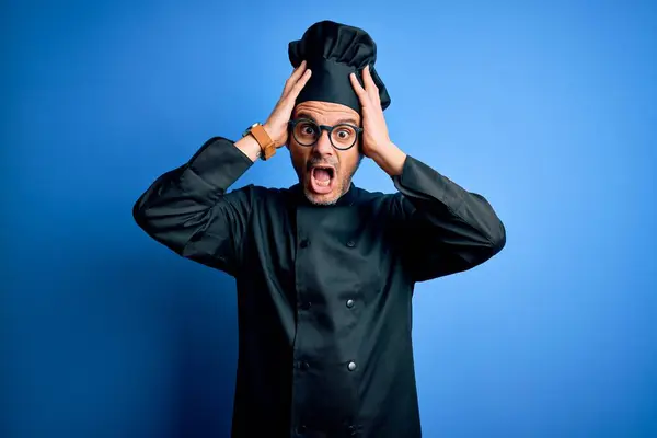 Giovane Cuoco Bello Che Indossa Uniforme Fornello Cappello Sfondo Blu — Foto Stock