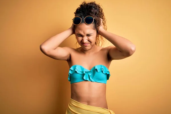 Junge Schöne Amerikanerin Urlaub Trägt Bikini Über Isoliertem Gelben Hintergrund — Stockfoto