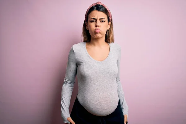 Wanita Berambut Cokelat Muda Hamil Mengharapkan Bayi Atas Latar Belakang — Stok Foto