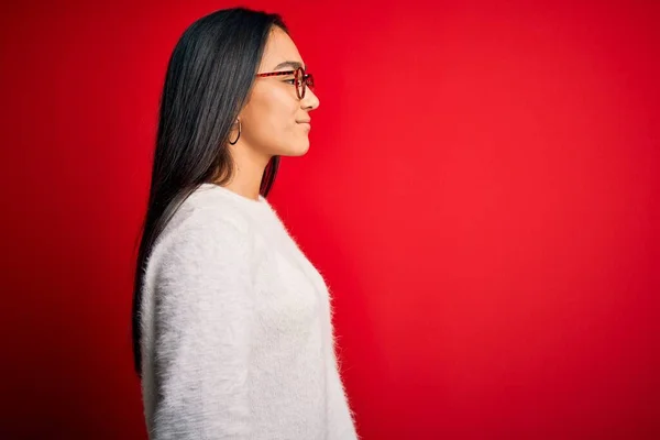 Ung Vacker Asiatisk Kvinna Bär Casual Tröja Och Glasögon Över — Stockfoto