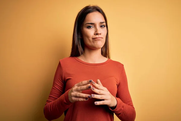 Junge Schöne Brünette Frau Lässigem Shirt Vor Gelbem Hintergrund Hände — Stockfoto