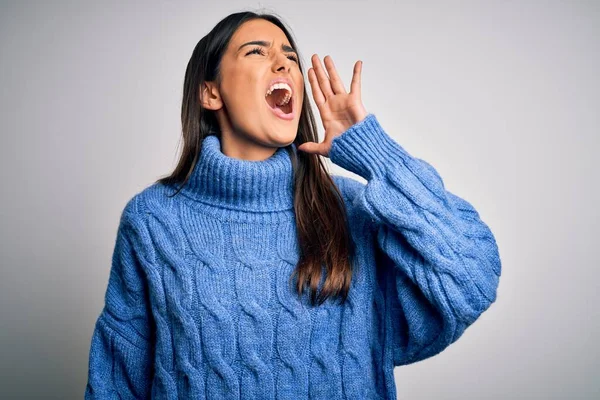 Mladá Krásná Brunetka Žena Sobě Ležérní Rolák Svetr Přes Bílé — Stock fotografie