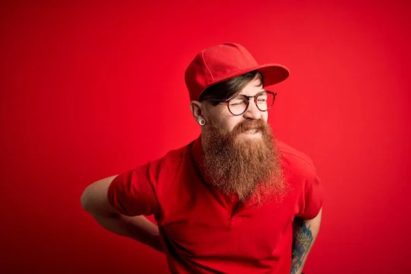 Jovem Bonito Entrega Homem Usando Óculos Tampa Vermelha Sobre Fundo — Fotografia de Stock