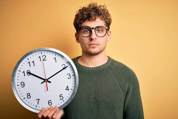 Jovem Loiro Homem Com Cabelos Cacheados Usando Óculos Segurando Grande — Fotografia de Stock