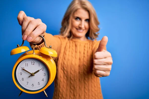 Middelbare Leeftijd Mooie Blonde Vrouw Met Vintage Wekker Blauwe Achtergrond — Stockfoto