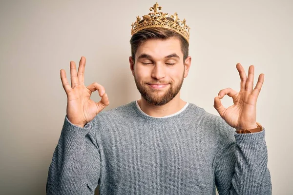 Junger Blonder Mann Mit Bart Und Blauen Augen Trägt Goldene — Stockfoto