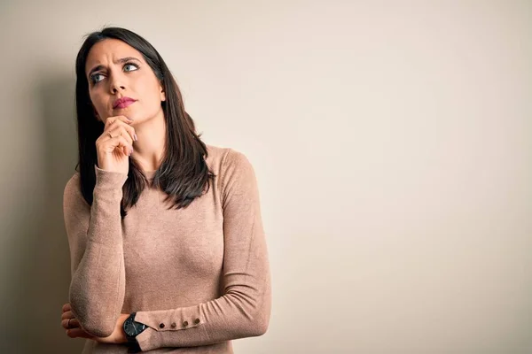 Mujer Morena Joven Con Ojos Azules Usando Suéter Casual Sobre — Foto de Stock