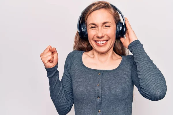 Junge Schöne Blonde Frau Hört Musik Mit Kopfhörer Schreit Stolz — Stockfoto