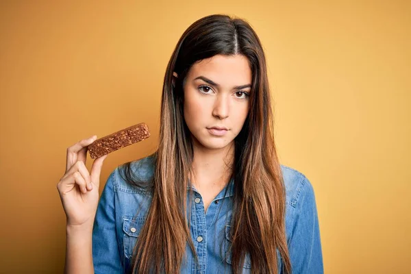 Menina Bonita Nova Segurando Bar Proteína Saudável Sobre Fundo Amarelo — Fotografia de Stock