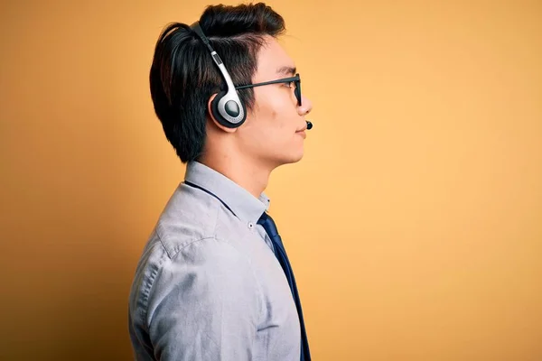 Jovem Bonito Chinês Call Center Agente Homem Wering Óculos Usando — Fotografia de Stock