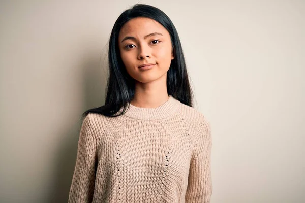 Jovem Mulher Chinesa Bonita Vestindo Camisola Casual Sobre Fundo Branco — Fotografia de Stock