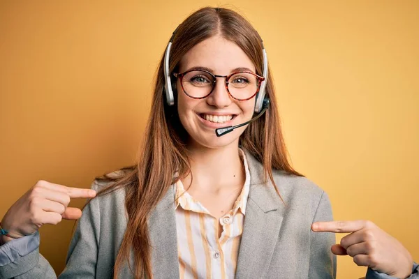 Junge Rothaarige Callcenter Agentin Mit Überarbeiteter Brille Und Headset Sieht — Stockfoto