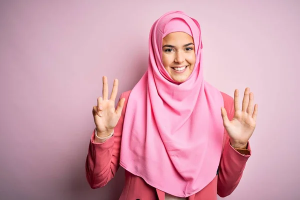 Jovencita Guapa Que Lleva Hijab Musulmán Pie Sobre Fondo Rosa —  Fotos de Stock