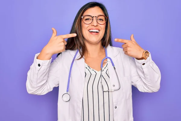 Professionista Medico Donna Indossando Stetoscopio Cappotto Medico Sfondo Viola Sorridente — Foto Stock