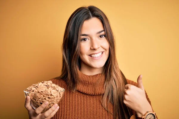 Νεαρό Όμορφο Κορίτσι Κρατώντας Μπολ Υγιή Δημητριακά Cornflakes Πάνω Από — Φωτογραφία Αρχείου