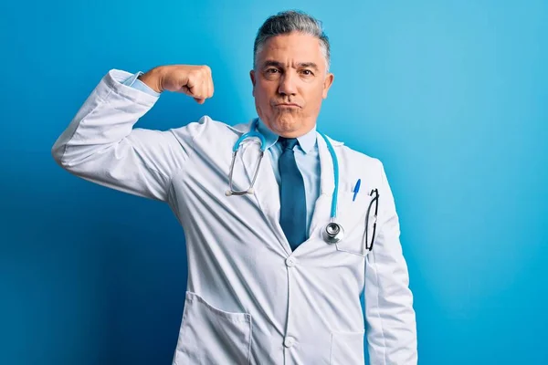 Orta Yaşlı Yakışıklı Gri Saçlı Doktor Ceketli Mavi Steteskop Takan — Stok fotoğraf