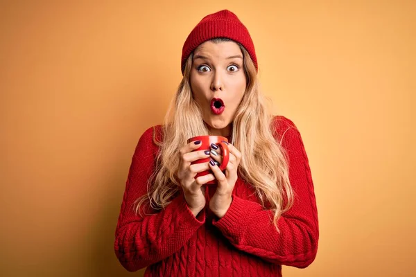 Mladá Krásná Blondýna Žena Pije Červený Hrnek Kávy Přes Izolované — Stock fotografie