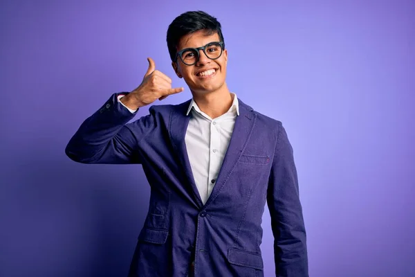 Młody Przystojny Biznesmen Ubrany Kurtkę Okulary Odizolowanym Fioletowym Tle Uśmiechający — Zdjęcie stockowe