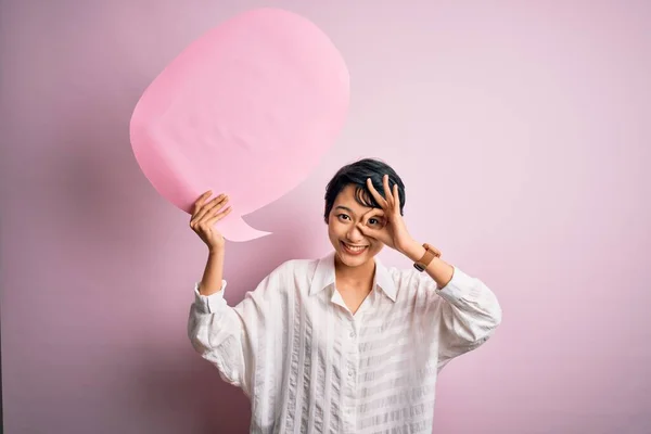 Jong Mooi Aziatisch Meisje Praten Houden Spraak Zeepbel Geïsoleerde Roze — Stockfoto