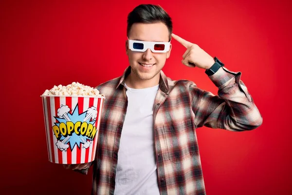 Junger Gutaussehender Kaukasischer Mann Mit Filmbrille Und Popcorn Essen Lächeln — Stockfoto