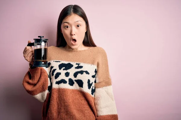 Jonge Aziatische Vrouw Het Maken Van Een Glas Koffie Met — Stockfoto