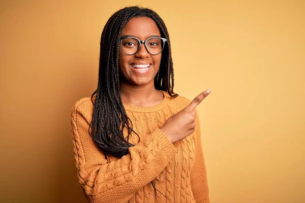 Junge Afrikanisch Amerikanische Kluge Frau Mit Brille Und Lässigem Pullover — Stockfoto