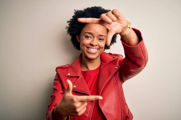 Ung Vacker Afroamerikansk Afro Kvinna Med Lockigt Hår Bär Casual — Stockfoto