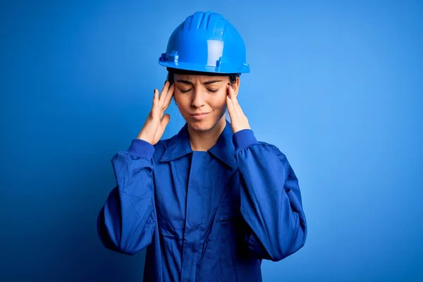 Junge Schöne Arbeiterfrau Mit Blauen Augen Die Sicherheitshelm Und Uniform — Stockfoto