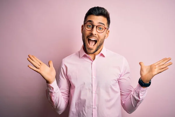 Jovem Bonito Homem Vestindo Camisa Elegante Óculos Sobre Fundo Rosa — Fotografia de Stock