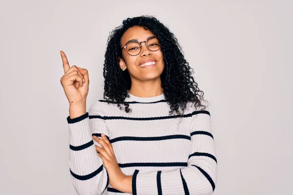Jonge Afro Amerikaanse Vrouw Draagt Gestreepte Trui Bril Een Witte — Stockfoto