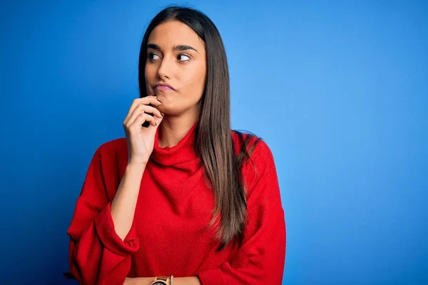 Jonge Mooie Brunette Vrouw Draagt Rode Casual Trui Geïsoleerde Blauwe — Stockfoto